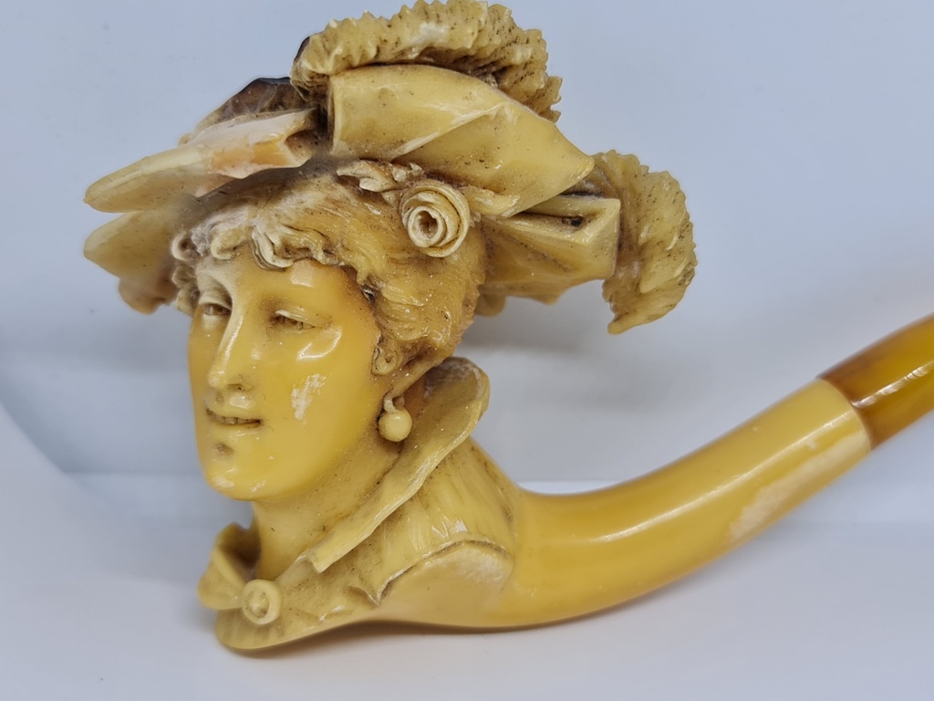 Huge 19th.C. Meerschaum & Amber Tobacco Pipe "Lady Victoria"