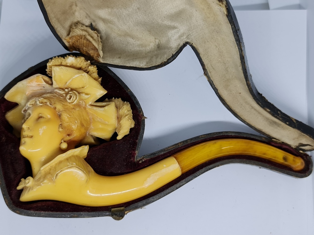 Huge 19th.C. Meerschaum & Amber Tobacco Pipe "Lady Victoria"