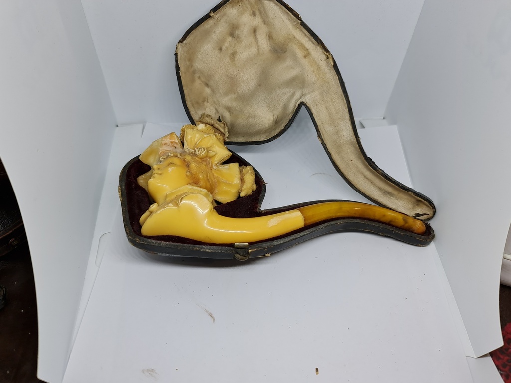 Huge 19th.C. Meerschaum & Amber Tobacco Pipe "Lady Victoria"
