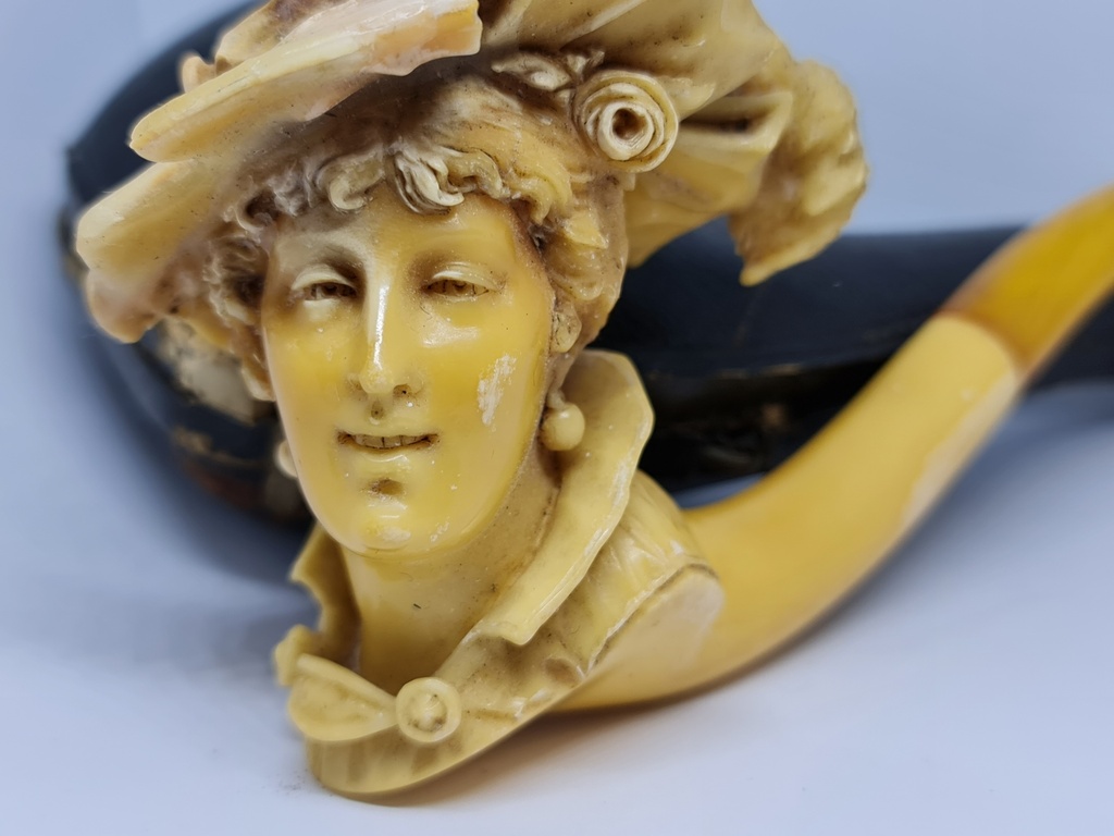 Huge 19th.C. Meerschaum & Amber Tobacco Pipe "Lady Victoria"
