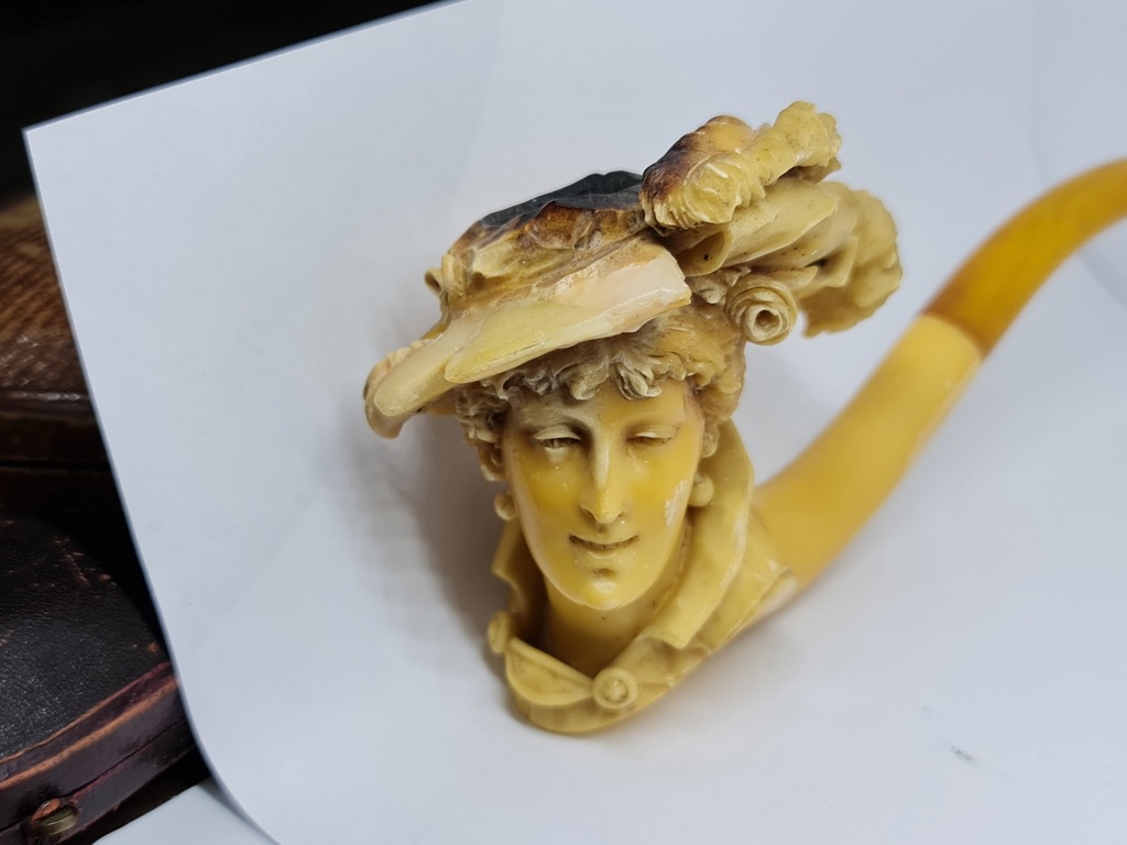 Huge 19th.C. Meerschaum & Amber Tobacco Pipe "Lady Victoria"