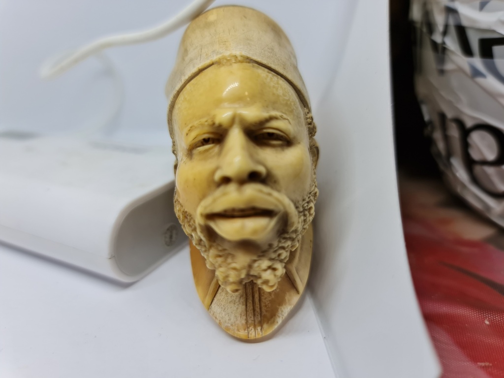 Large Antique 19thC Meerschaum Butterscotch Amber Pipe Cigarette Holder "Africian"