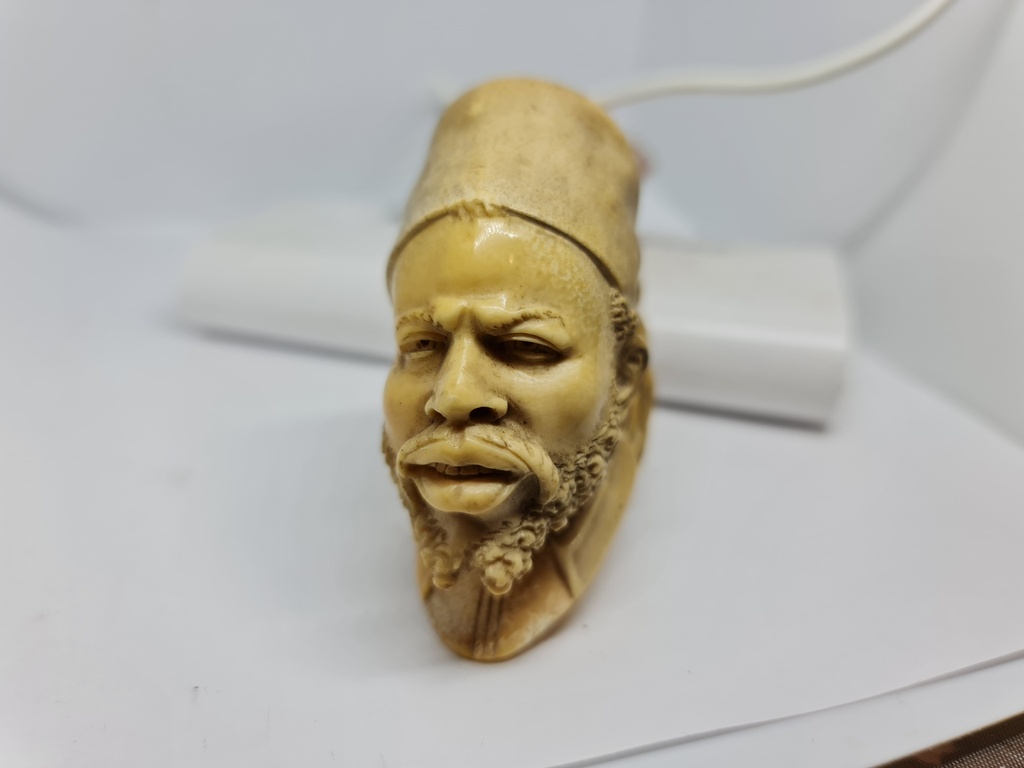 Large Antique 19thC Meerschaum Butterscotch Amber Pipe Cigarette Holder "Africian"