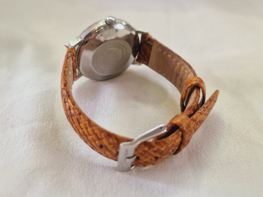 Renova automatic hand watch