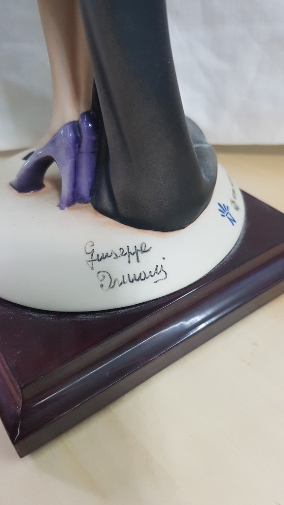 Wonderfull Capodimonte Figure "LADY WITH FAN" By Giuseppe Armani 0387 "Florence 1992"