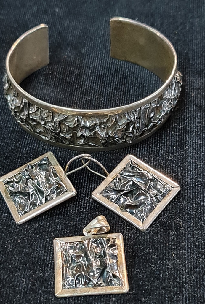 Traditionally handmade and beautifully hammered silver 925 clamp set bracelet with earrings and pendant 