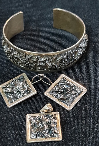 Traditionally handmade and beautifully hammered silver 925 clamp set bracelet with earrings and pendant 